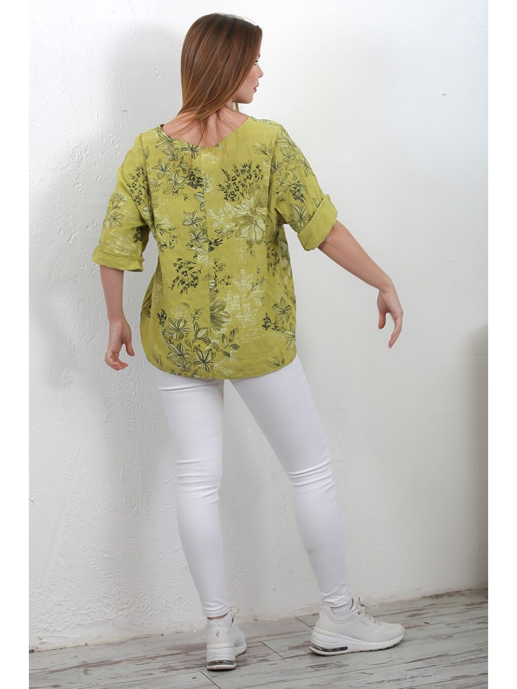 Yeşil İtalyan Limon Küfü Rengi Havuz Yaka 3/4 Kol Çiçekli Casual Keten Karışımlı Oversize Dokuma Bluz-4