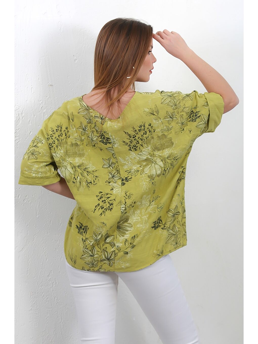 Yeşil İtalyan Limon Küfü Rengi Havuz Yaka 3/4 Kol Çiçekli Casual Keten Karışımlı Oversize Dokuma Bluz-5