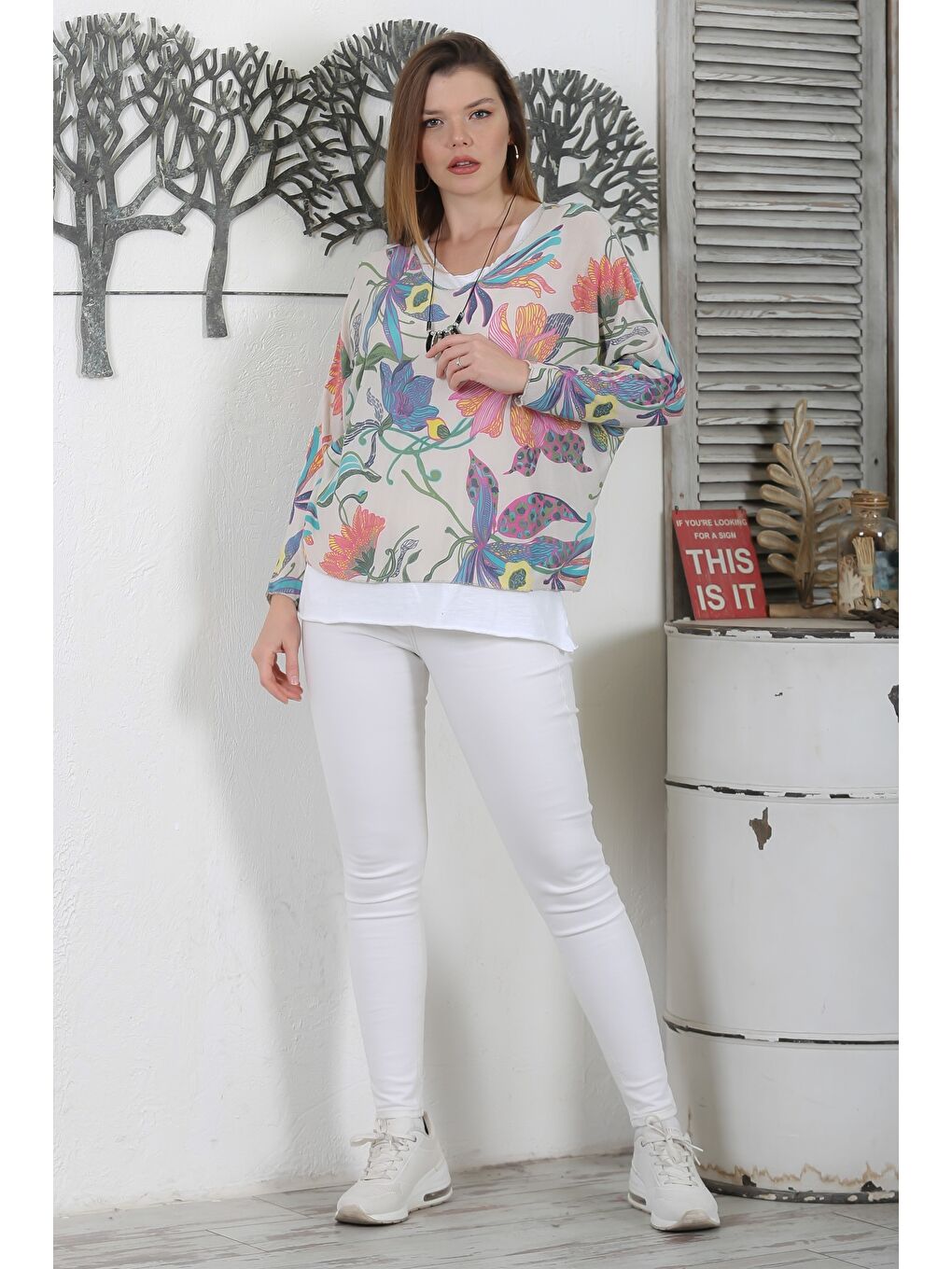 İtalyan Bej V Yaka Uzun Kol Çiçekli İkili Set Kolyeli Casual Triko Bluz-1