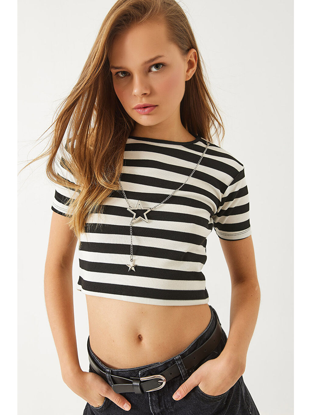 Siyah Kadın Bisiklet Yaka Çizgili Basic Crop T-Shirt