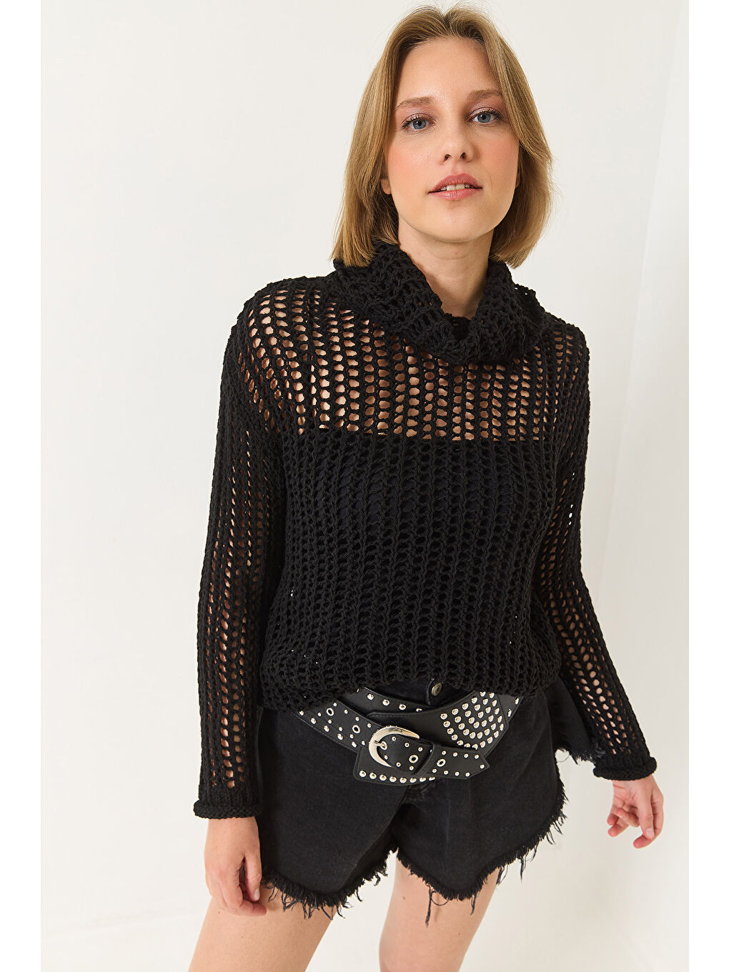 Siyah Kadın Yakalı Oversize Uzun Kollu Ajurlu Bluz-1