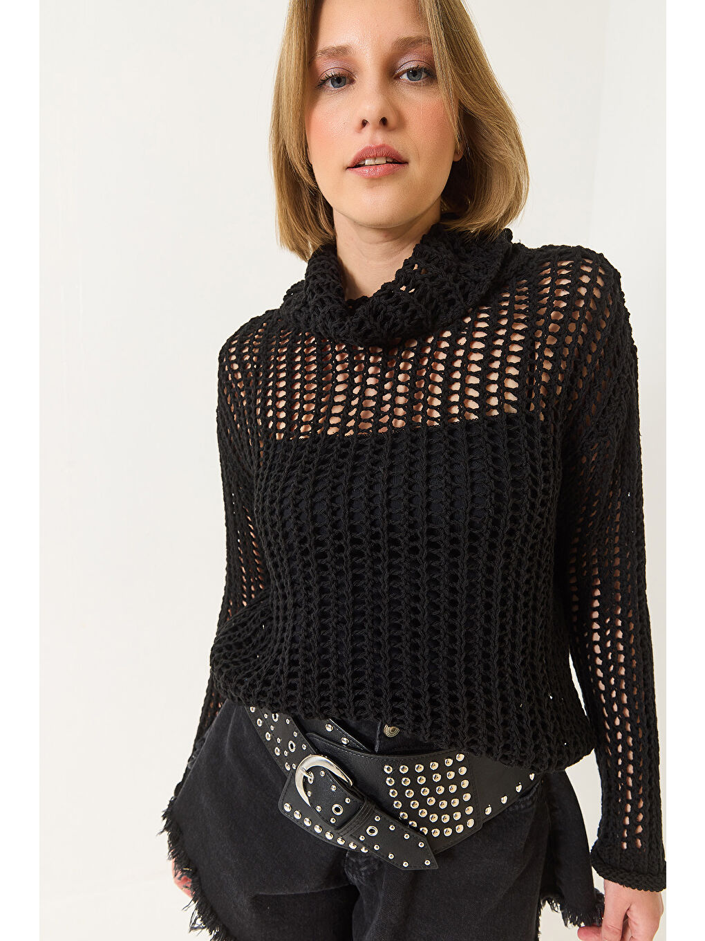 Siyah Kadın Yakalı Oversize Uzun Kollu Ajurlu Bluz-2