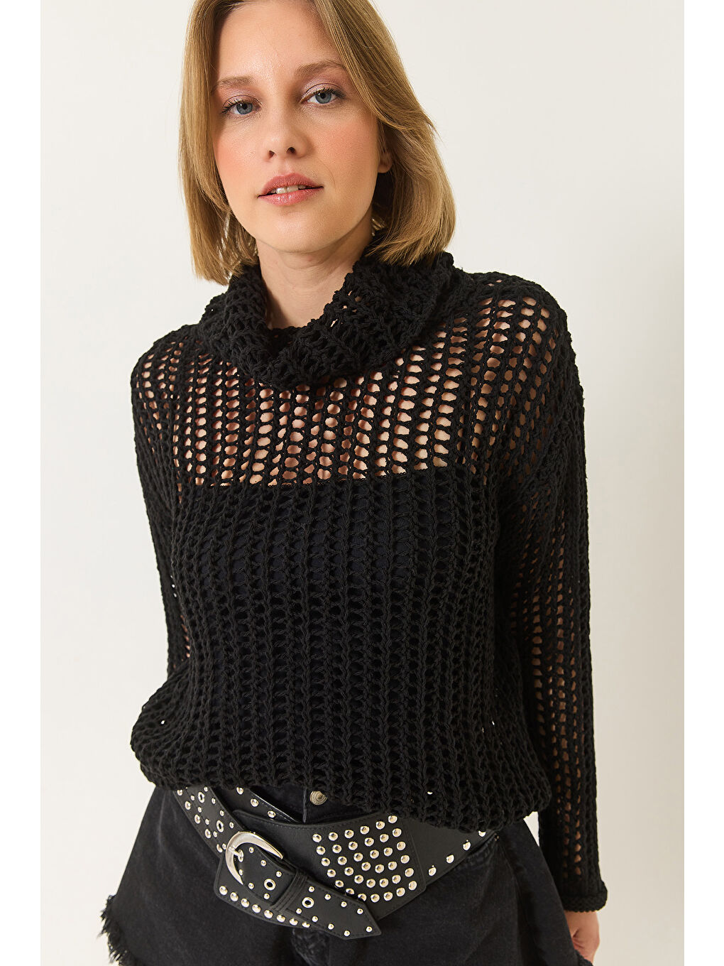 Siyah Kadın Yakalı Oversize Uzun Kollu Ajurlu Bluz-4