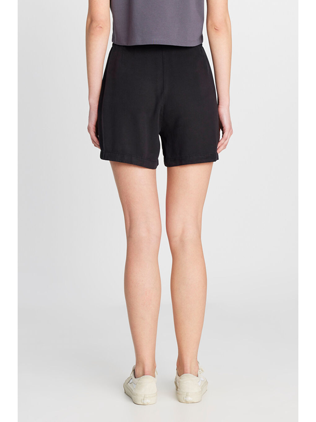 Relaxed Fit Geniş Kesim Yumuşak Dokulu Bağcıklı Siyah Şort-3