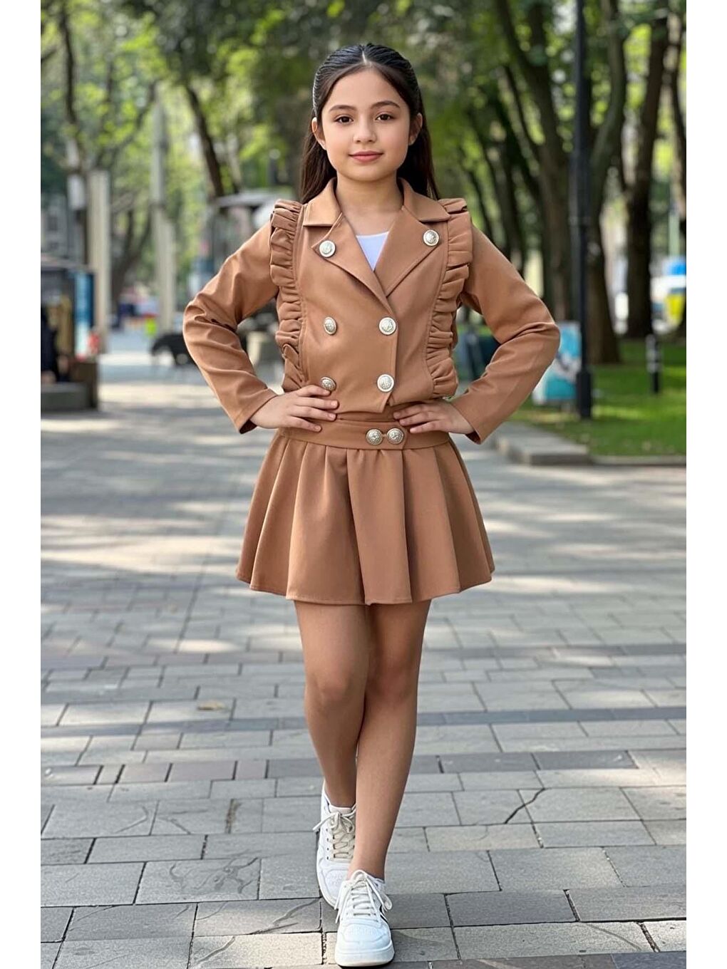 Kahverengi Kız Çocuk Gold Düğme Detaylı Kenarları Fırfırlı Penye Ceket Pliseli Kesim Kum Rengi Etekli Takım