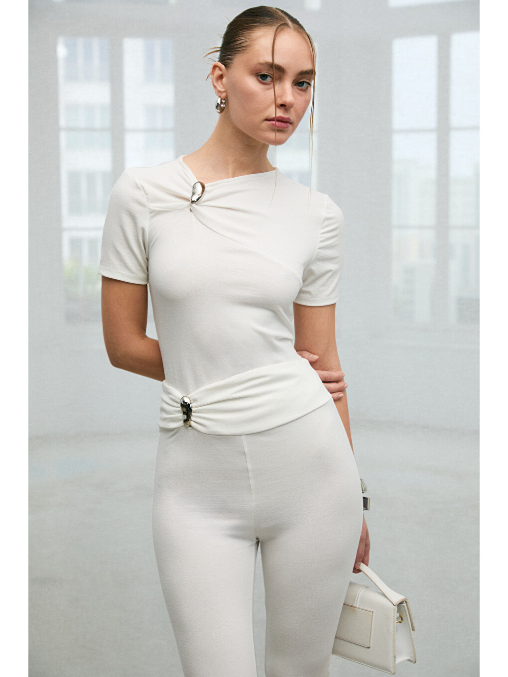 Fasley Kadın Yumuşak Ve Esnek Kumaşlı Toka Detaylı Slim Fit Ekru Bluz-1