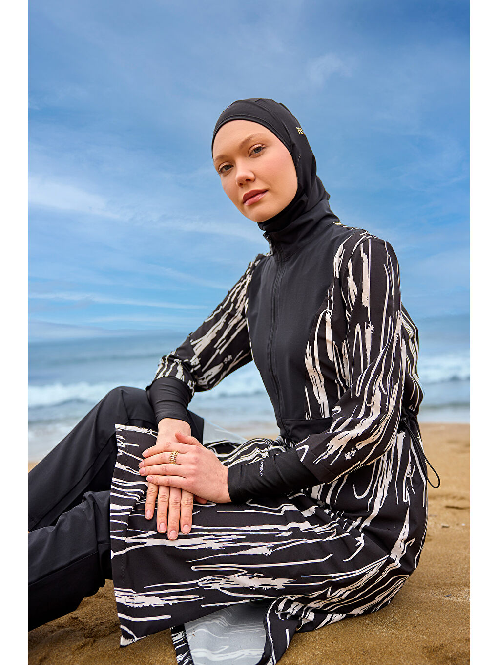 Siyah Tam Kapalı Tesettür Mayo Yırtmaçlı Tasarım M2504-1