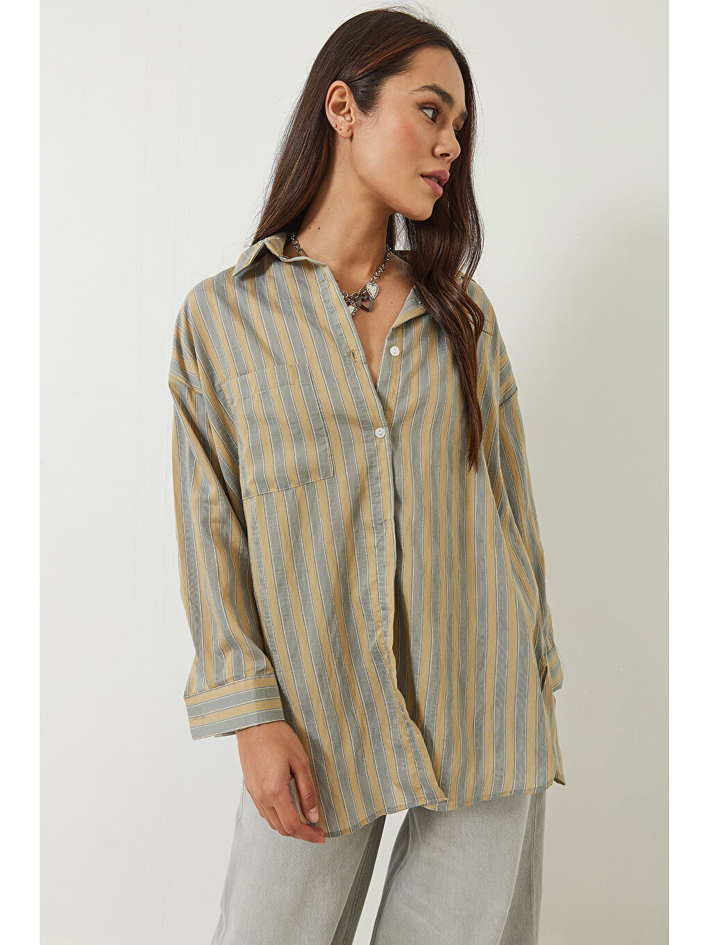 Gri Kadın Tek Cep Detaylı Çizgili Oversize Gömlek-1