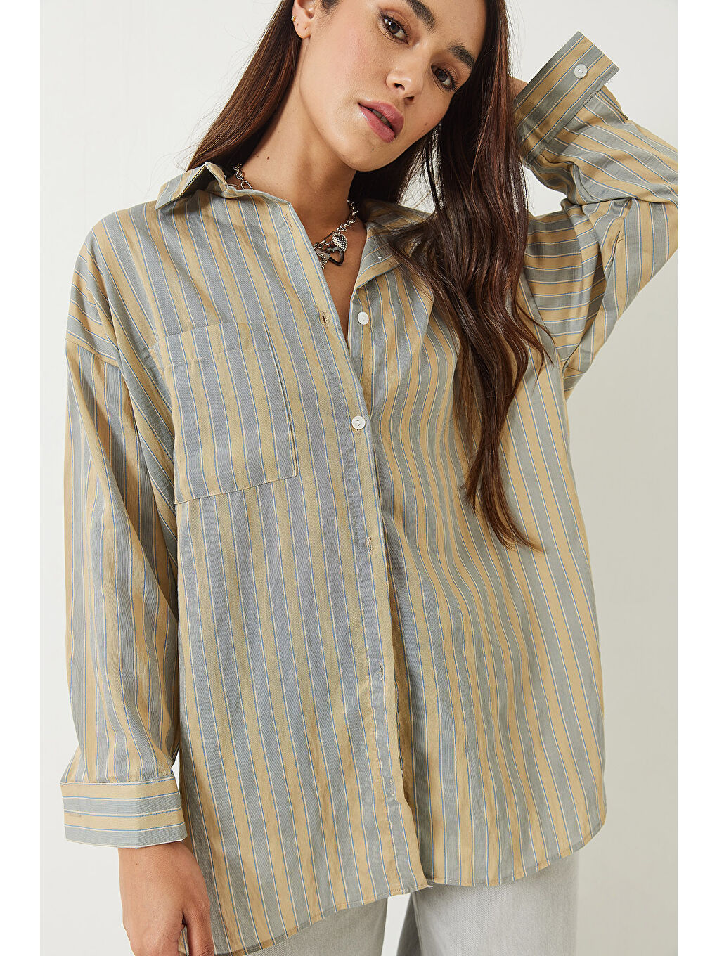 Gri Kadın Tek Cep Detaylı Çizgili Oversize Gömlek-2