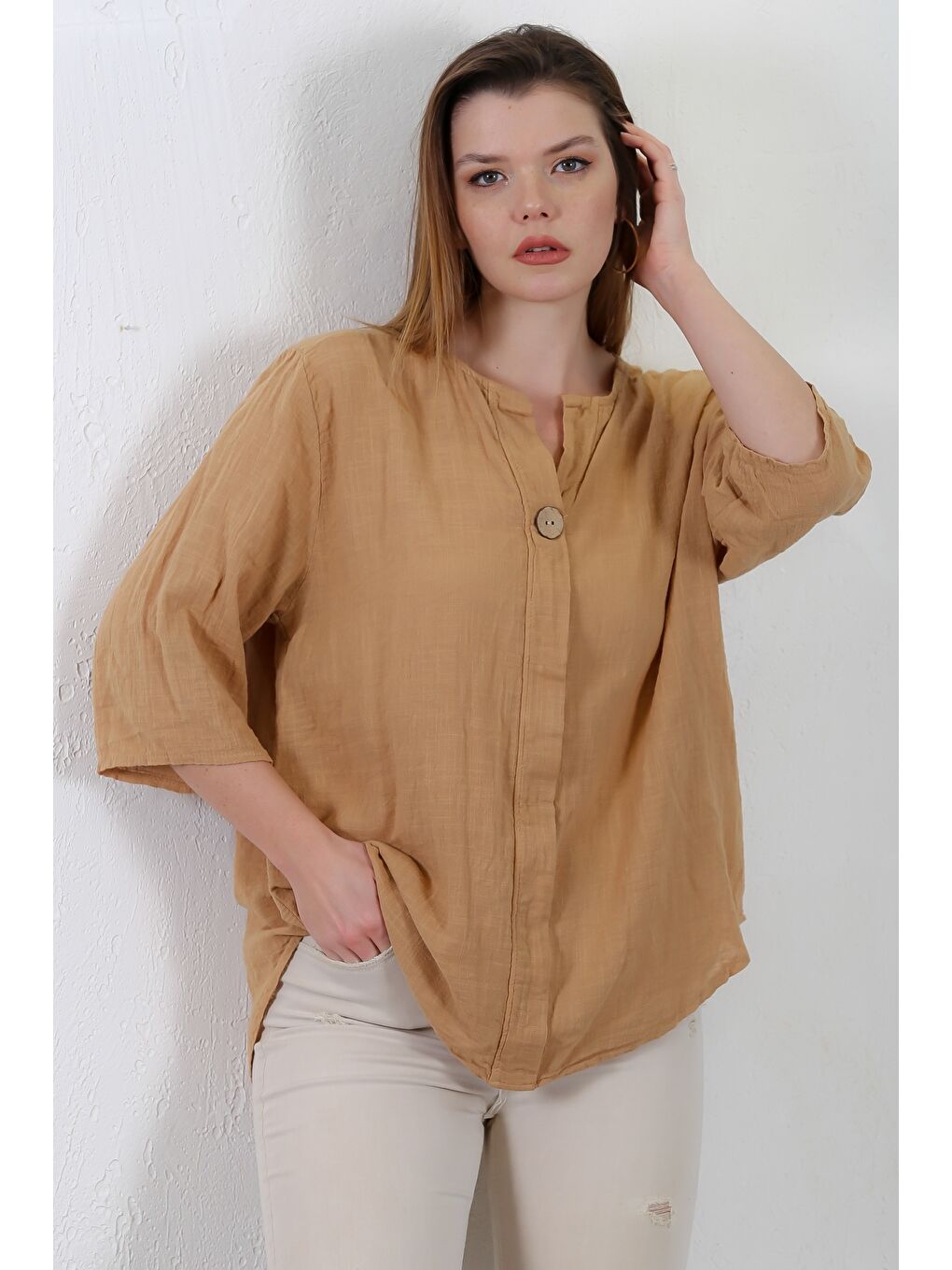 Kahverengi İtalyan Sütlü Kahve Patlı Yaka 3/4 Kol Düğmeli Casual Keten Karışımlı Dokuma Bluz