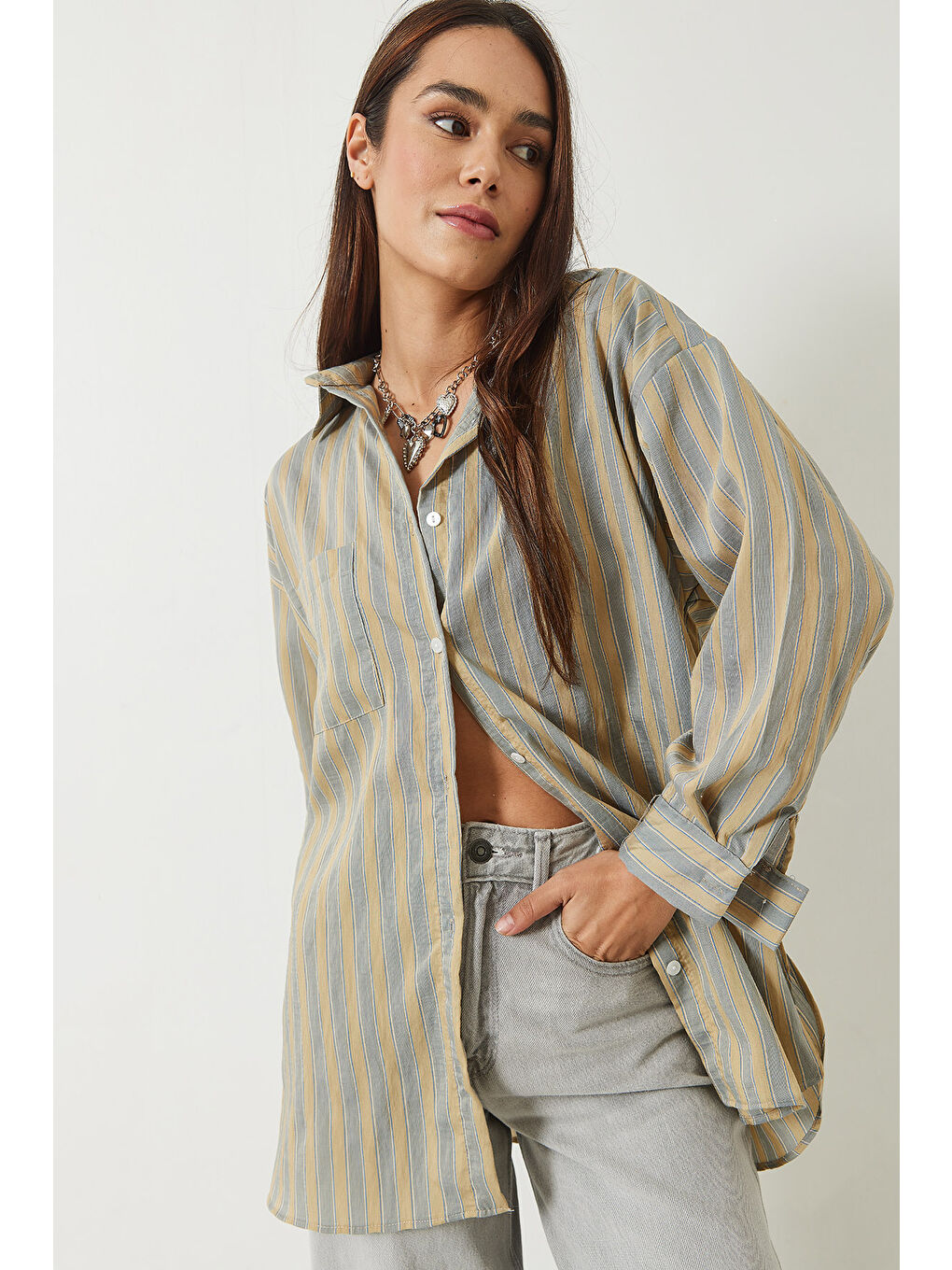 Gri Kadın Tek Cep Detaylı Çizgili Oversize Gömlek-3