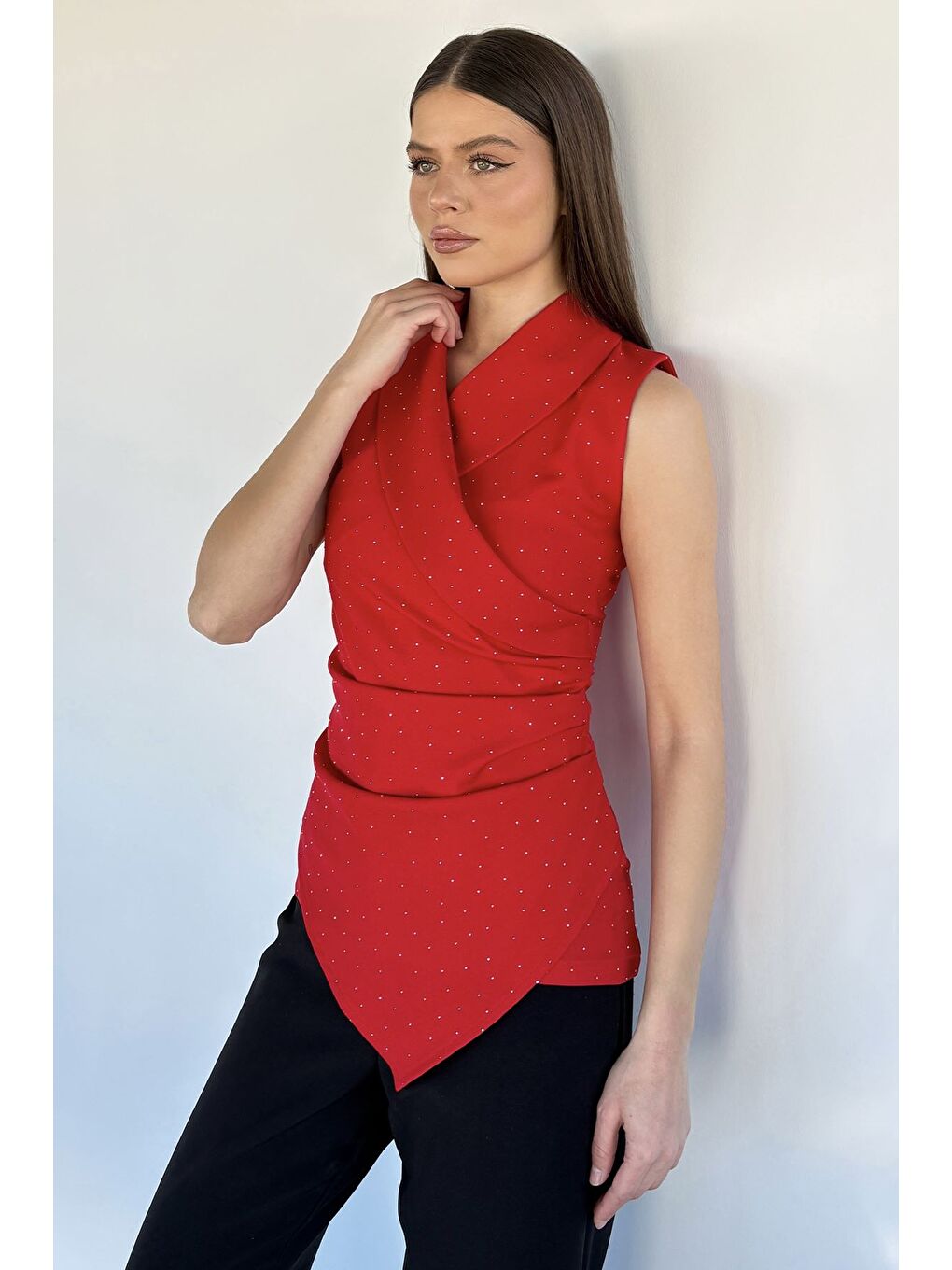 Kırmızı Kadın Kruvaze Yaka Taşlı Drapeli Asimetrik Kesim Bluz