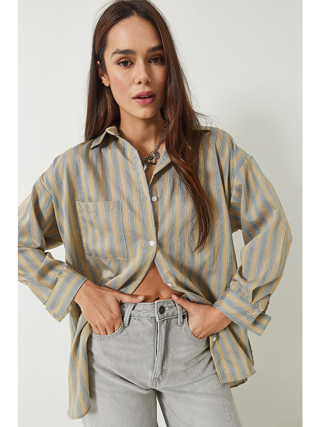 Gri Kadın Tek Cep Detaylı Çizgili Oversize Gömlek-4