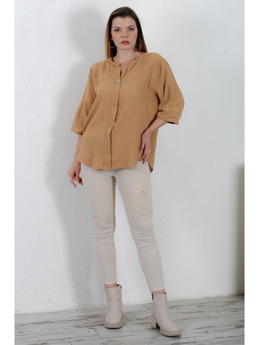 Kahverengi İtalyan Sütlü Kahve Patlı Yaka 3/4 Kol Düğmeli Casual Keten Karışımlı Dokuma Bluz-4