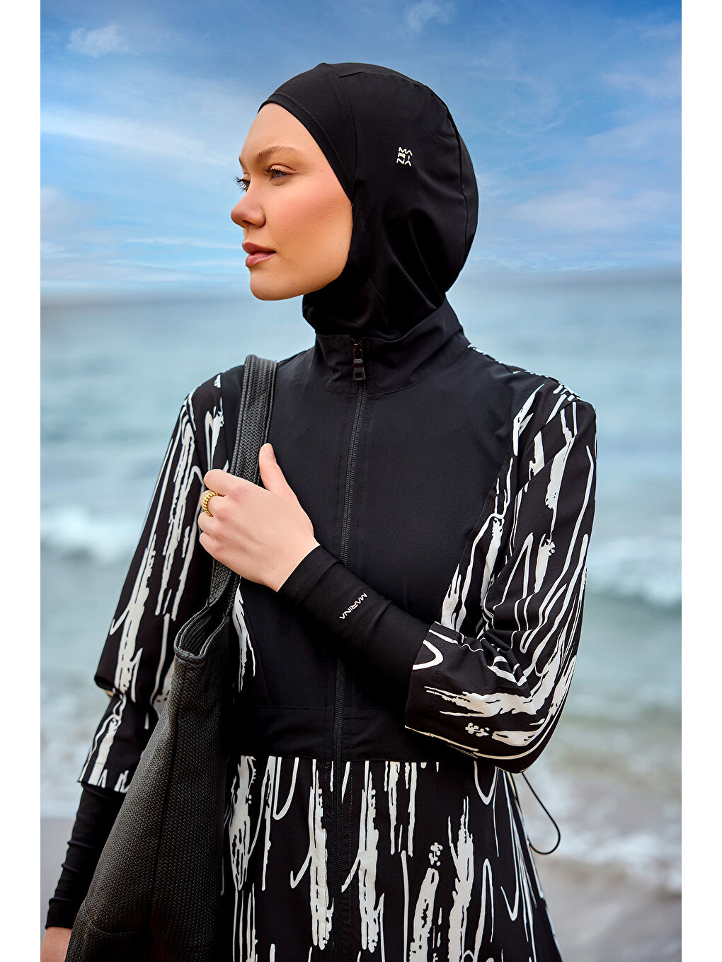 Siyah Tam Kapalı Tesettür Mayo Yırtmaçlı Tasarım M2504-3