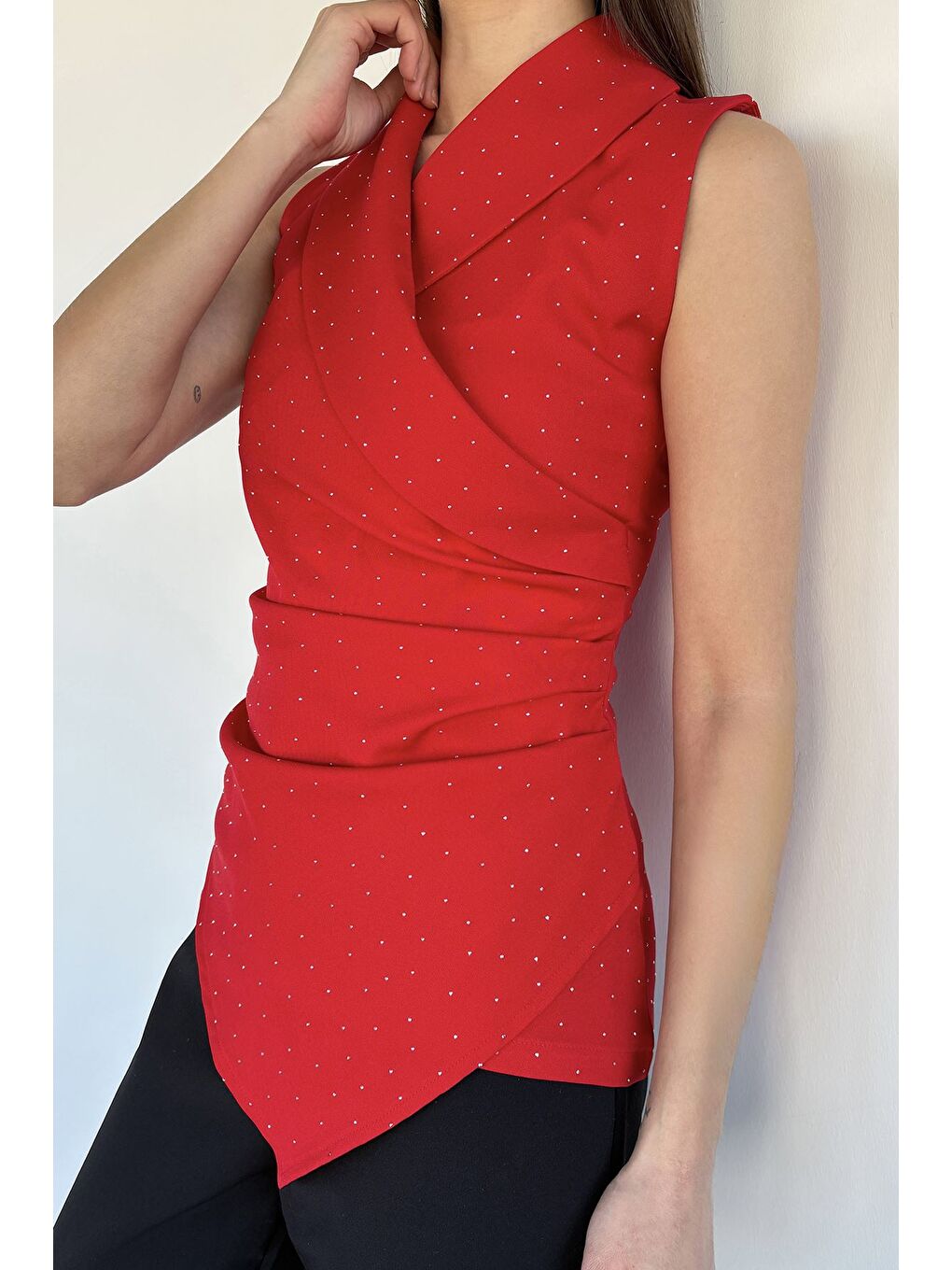 Kırmızı Kadın Kruvaze Yaka Taşlı Drapeli Asimetrik Kesim Bluz-1