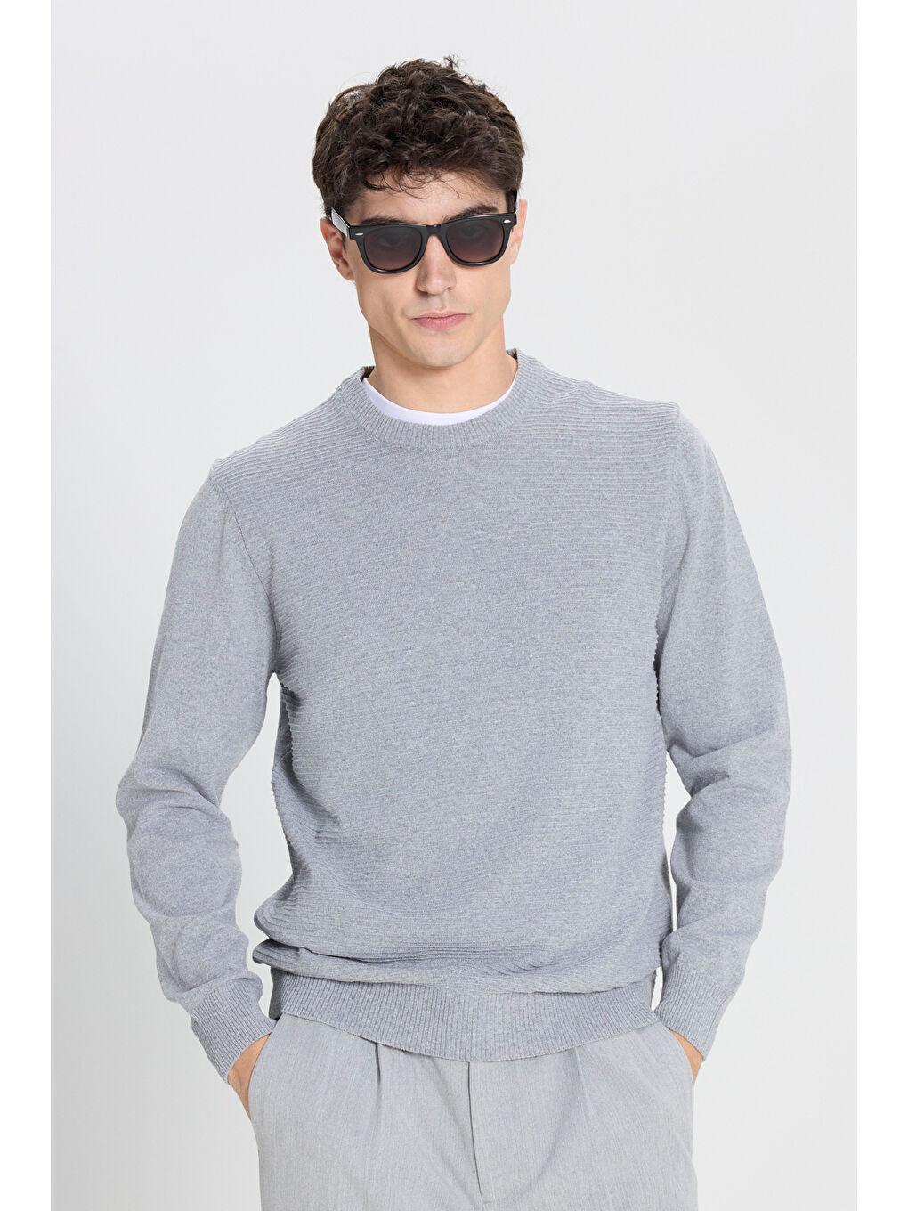 Erkek Gri Melanj Pamuklu Standart Fit Normal Kesim Bisiklet Yaka Jakarlı Triko Kazak-2