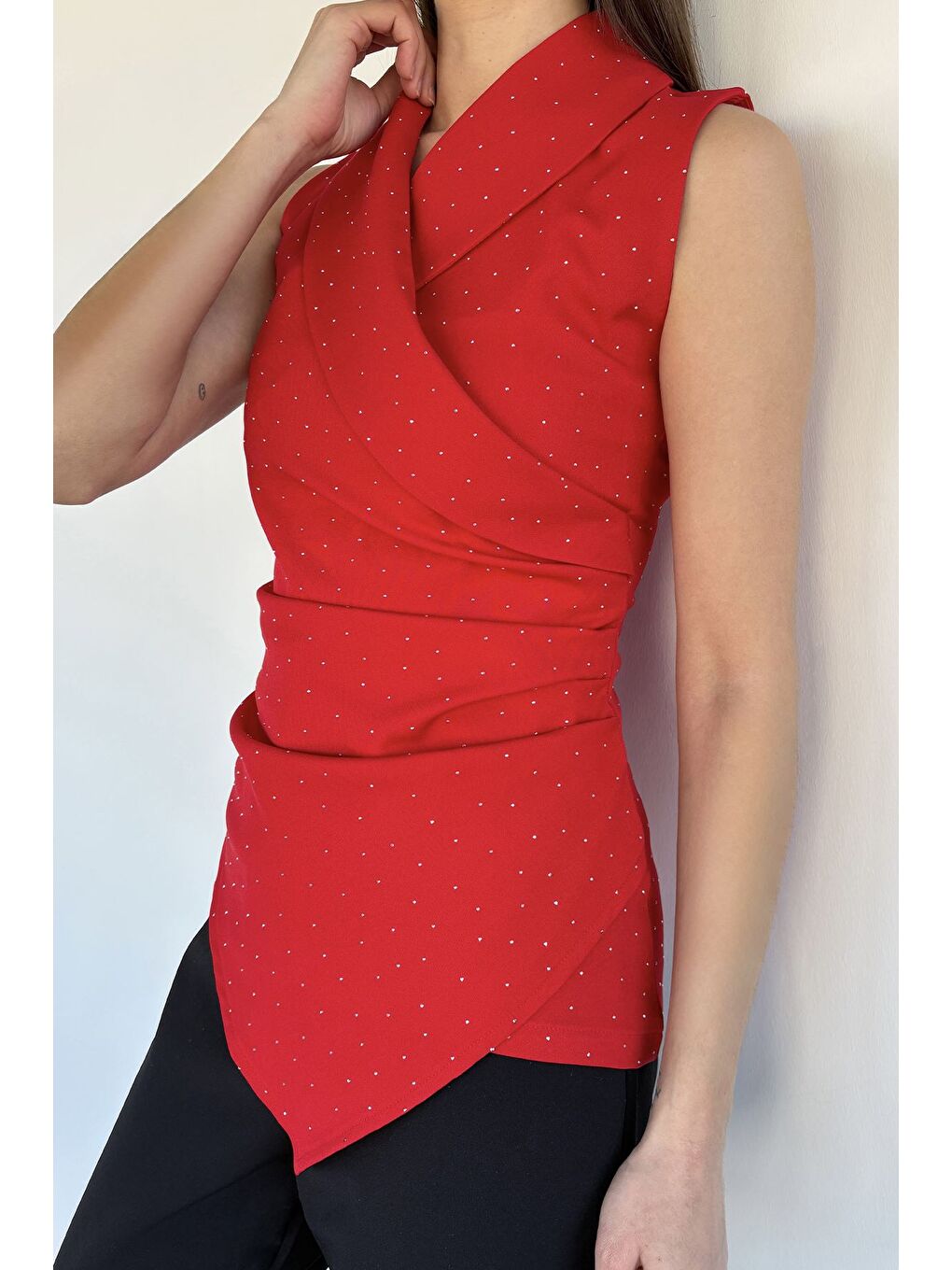 Kırmızı Kadın Kruvaze Yaka Taşlı Drapeli Asimetrik Kesim Bluz-2