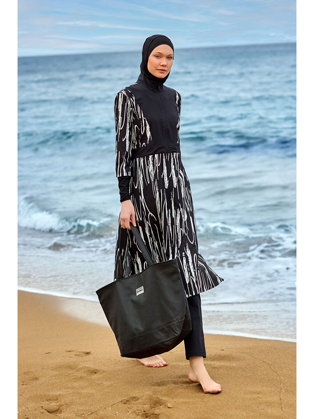 Siyah Tam Kapalı Tesettür Mayo Yırtmaçlı Tasarım M2504-4