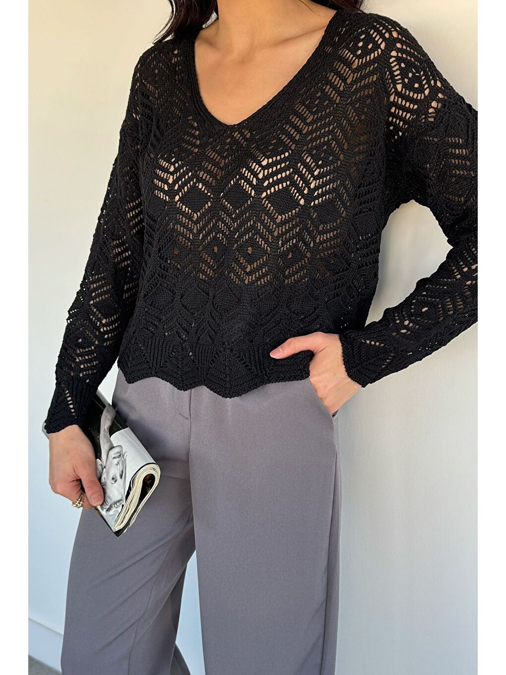 Siyah Kadın V Yaka Ajurlu Triko Bluz-1