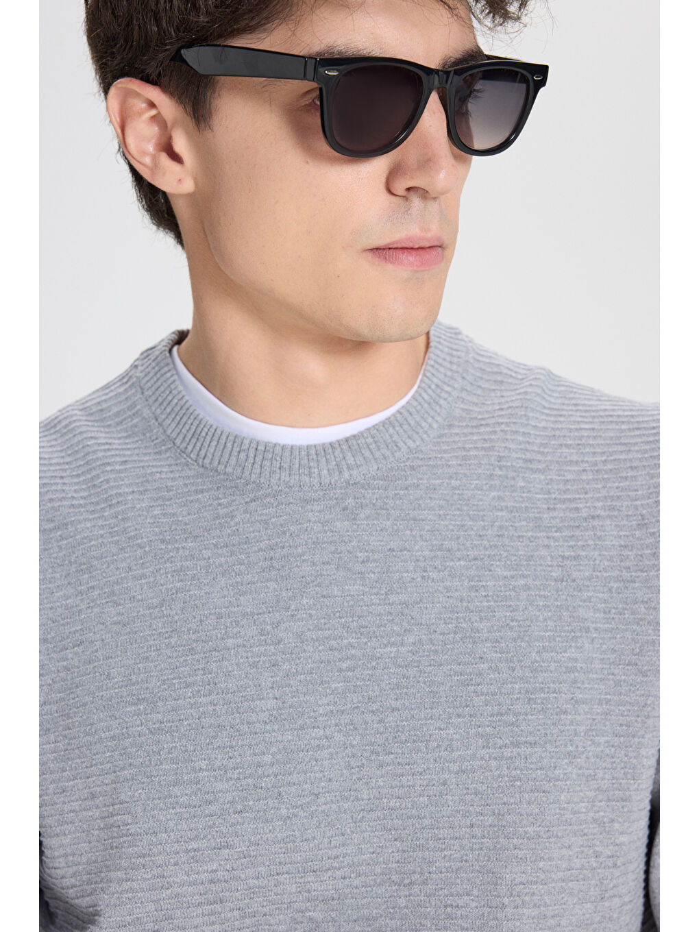 Erkek Gri Melanj Pamuklu Standart Fit Normal Kesim Bisiklet Yaka Jakarlı Triko Kazak-4