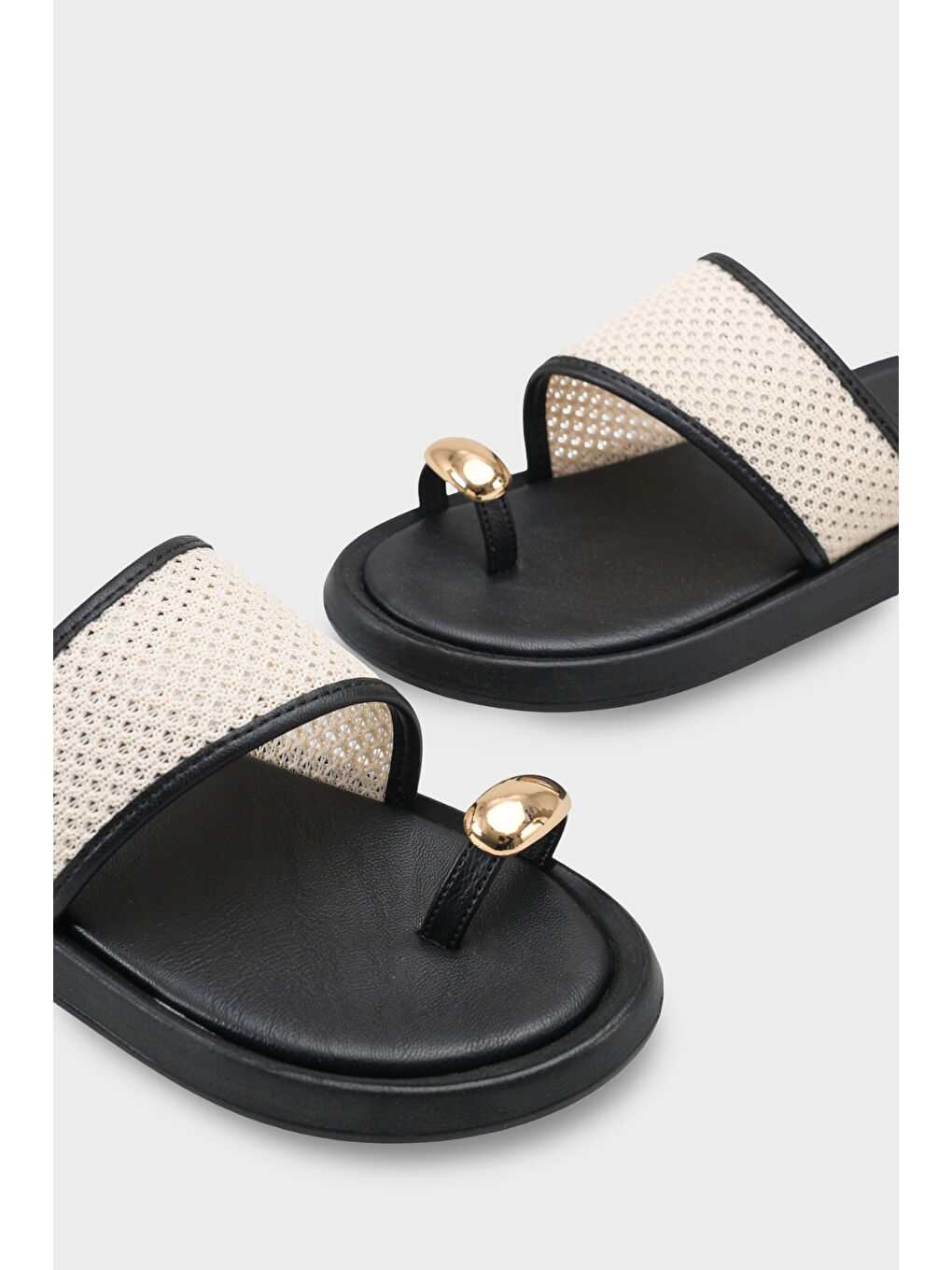 Siyah Selie Yuvarlak Burunlu Tek Parmaklı Metal Aksesuarlı Kadın Terlik-2