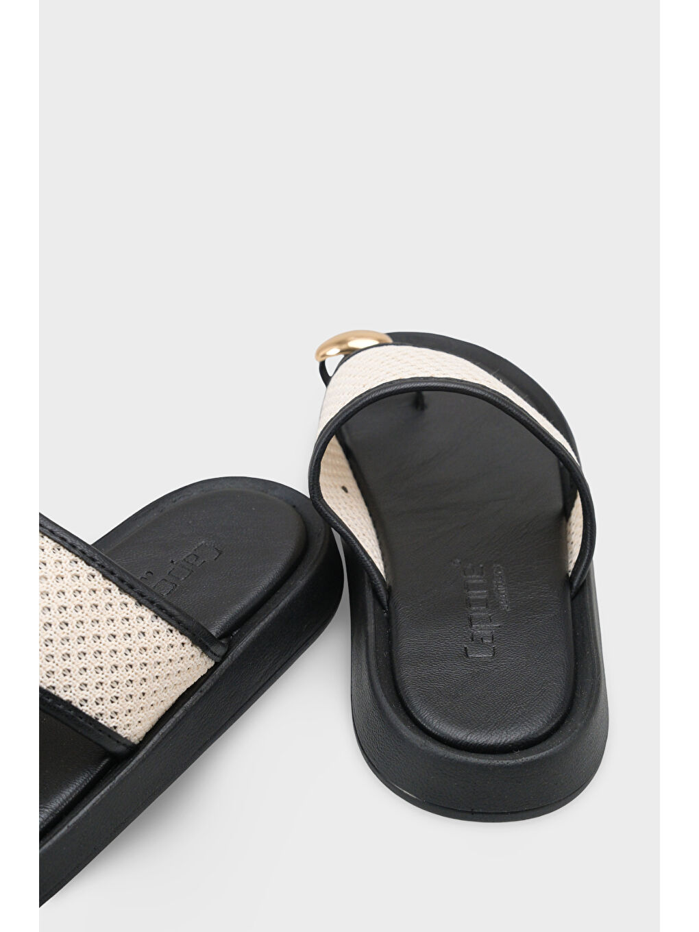 Siyah Selie Yuvarlak Burunlu Tek Parmaklı Metal Aksesuarlı Kadın Terlik-3