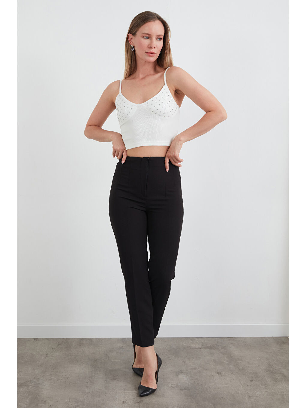 Beyaz Taş İşlemeli Askılı Crop-1