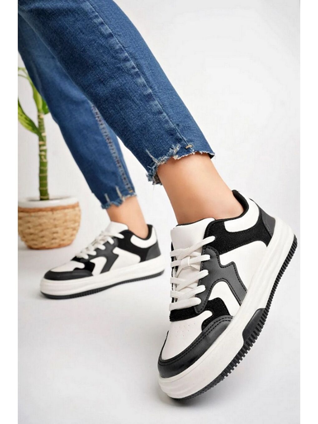 Kadın Beyaz Siyah Termo Taban Rahat Kalıp Bağcıklı Sneakers & Spor Ayakkabı (Taban 4.5 Cm )