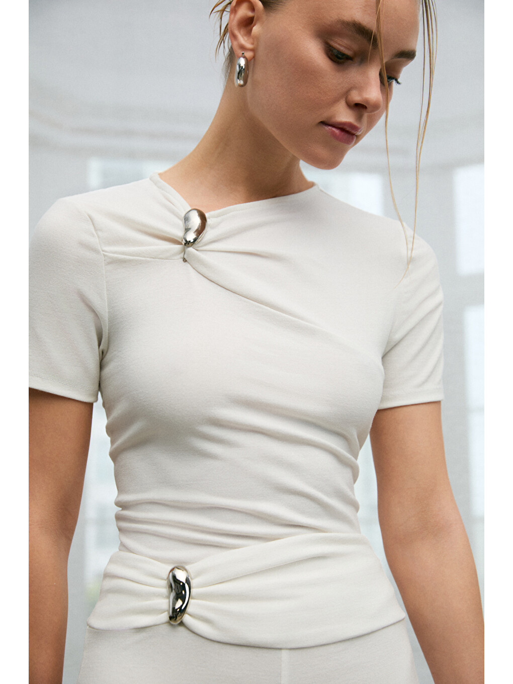Fasley Kadın Yumuşak Ve Esnek Kumaşlı Toka Detaylı Slim Fit Ekru Bluz-3