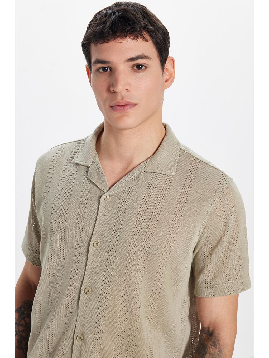 Erkek Slim Fit Örme Kumaş Apaş Yaka Rahat Kullanım Kısa Kol Bej Gömlek