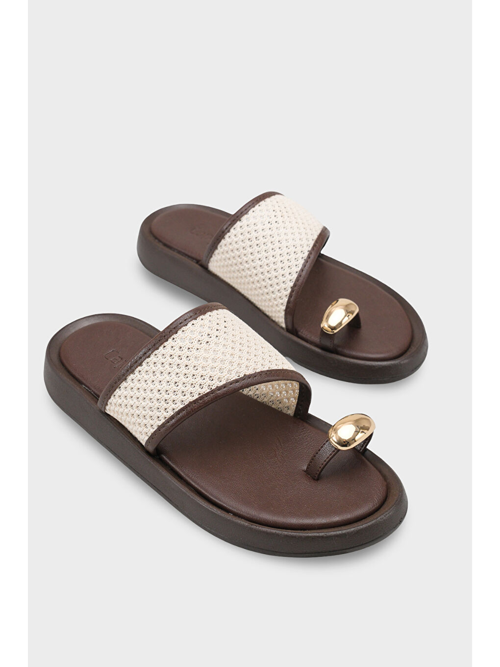 Kahverengi Selie Yuvarlak Burunlu Tek Parmaklı Metal Aksesuarlı Kadın Terlik-1