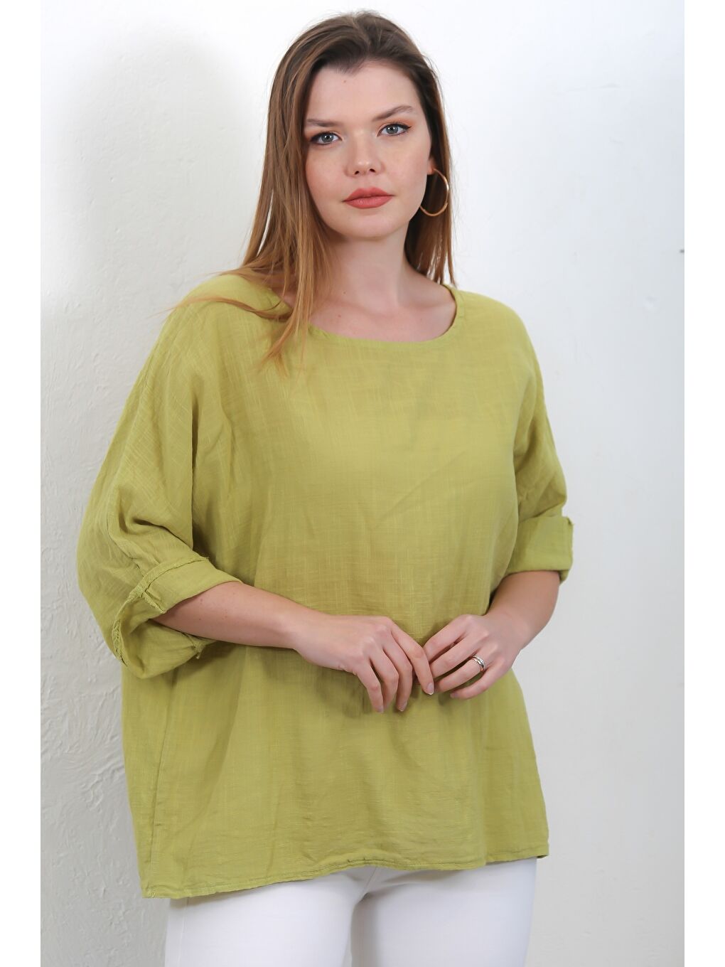 Yeşil İtalyan Limon Küfü Rengi Havuz Yaka 3/4 Kol Casual Keten Karışımlı Dokuma Bluz-1