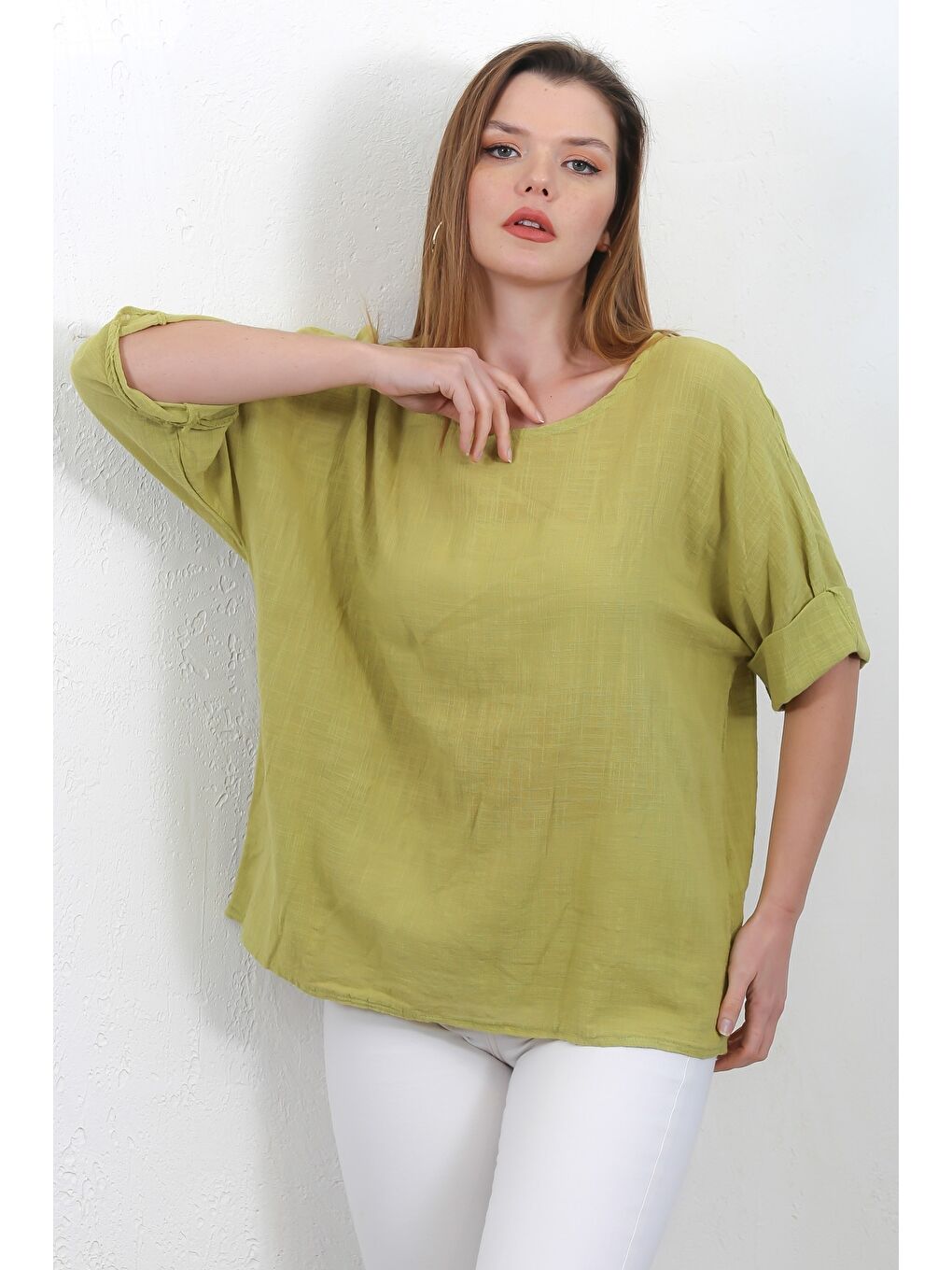 Yeşil İtalyan Limon Küfü Rengi Havuz Yaka 3/4 Kol Casual Keten Karışımlı Dokuma Bluz-2