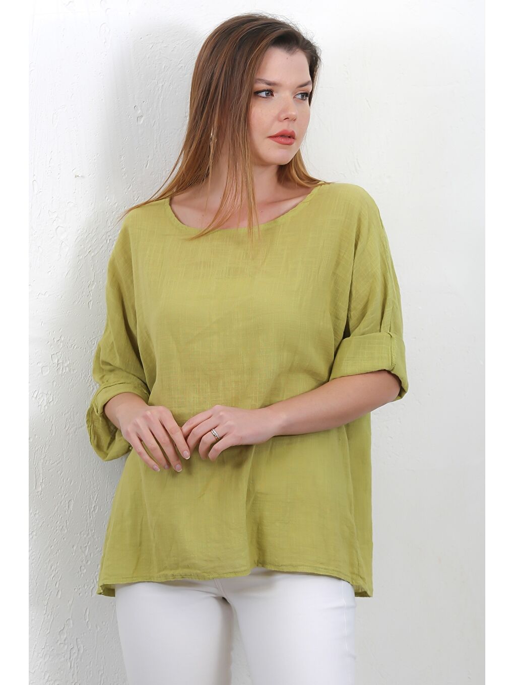 Yeşil İtalyan Limon Küfü Rengi Havuz Yaka 3/4 Kol Casual Keten Karışımlı Dokuma Bluz-4