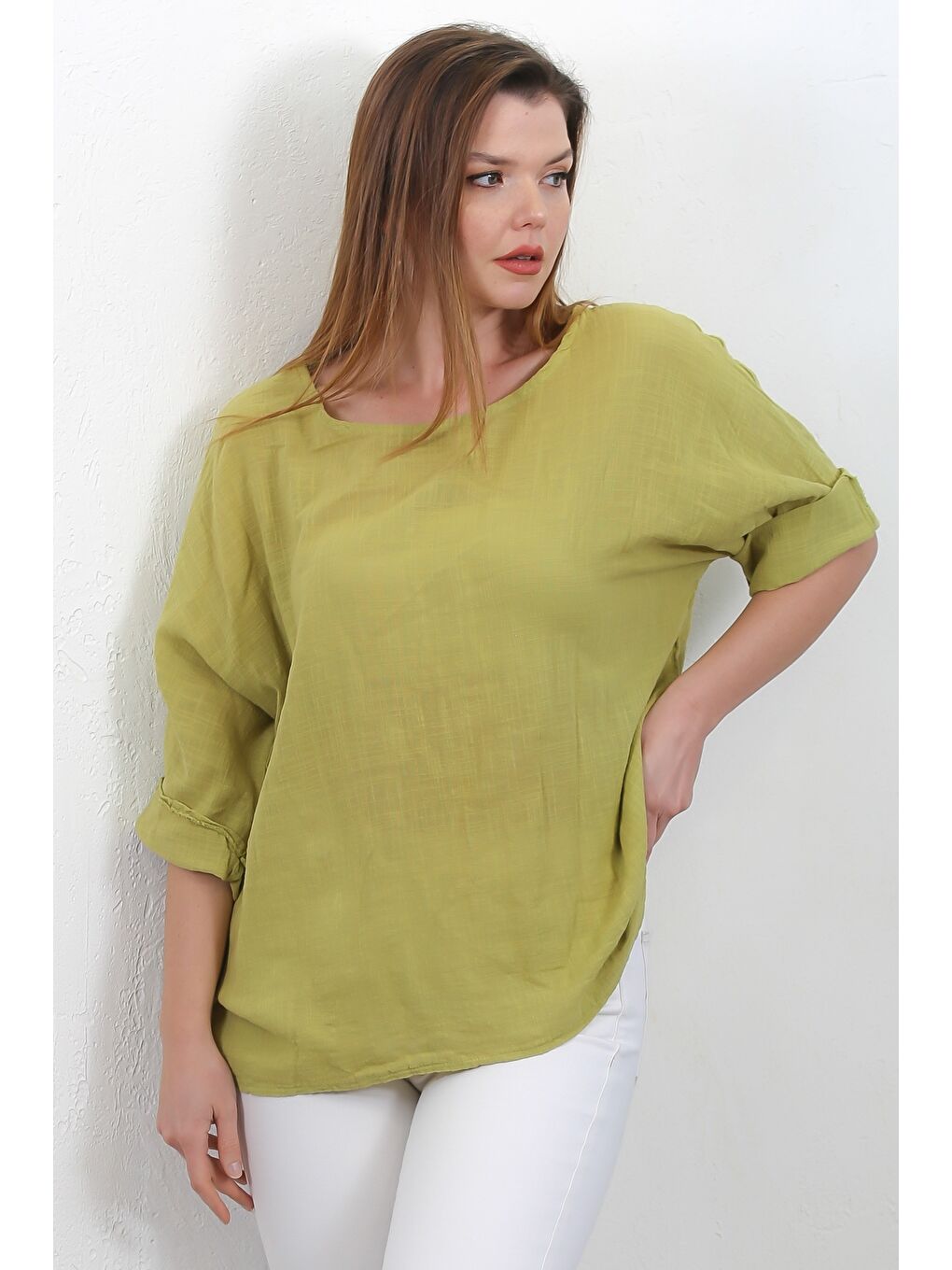 Yeşil İtalyan Limon Küfü Rengi Havuz Yaka 3/4 Kol Casual Keten Karışımlı Dokuma Bluz-5