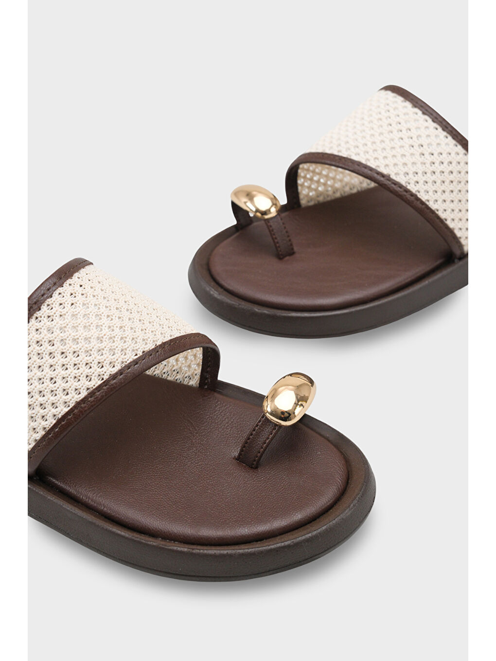 Kahverengi Selie Yuvarlak Burunlu Tek Parmaklı Metal Aksesuarlı Kadın Terlik-2