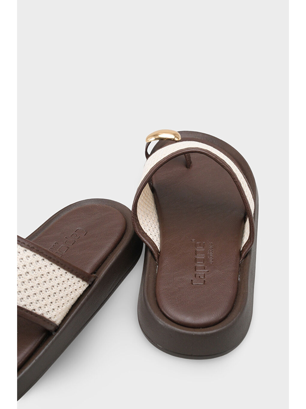 Kahverengi Selie Yuvarlak Burunlu Tek Parmaklı Metal Aksesuarlı Kadın Terlik-3