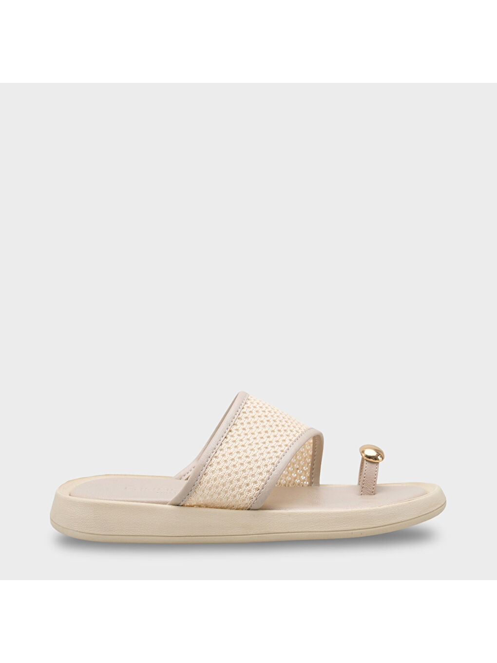 Bej Selie Yuvarlak Burunlu Tek Parmaklı Metal Aksesuarlı Kadın Terlik