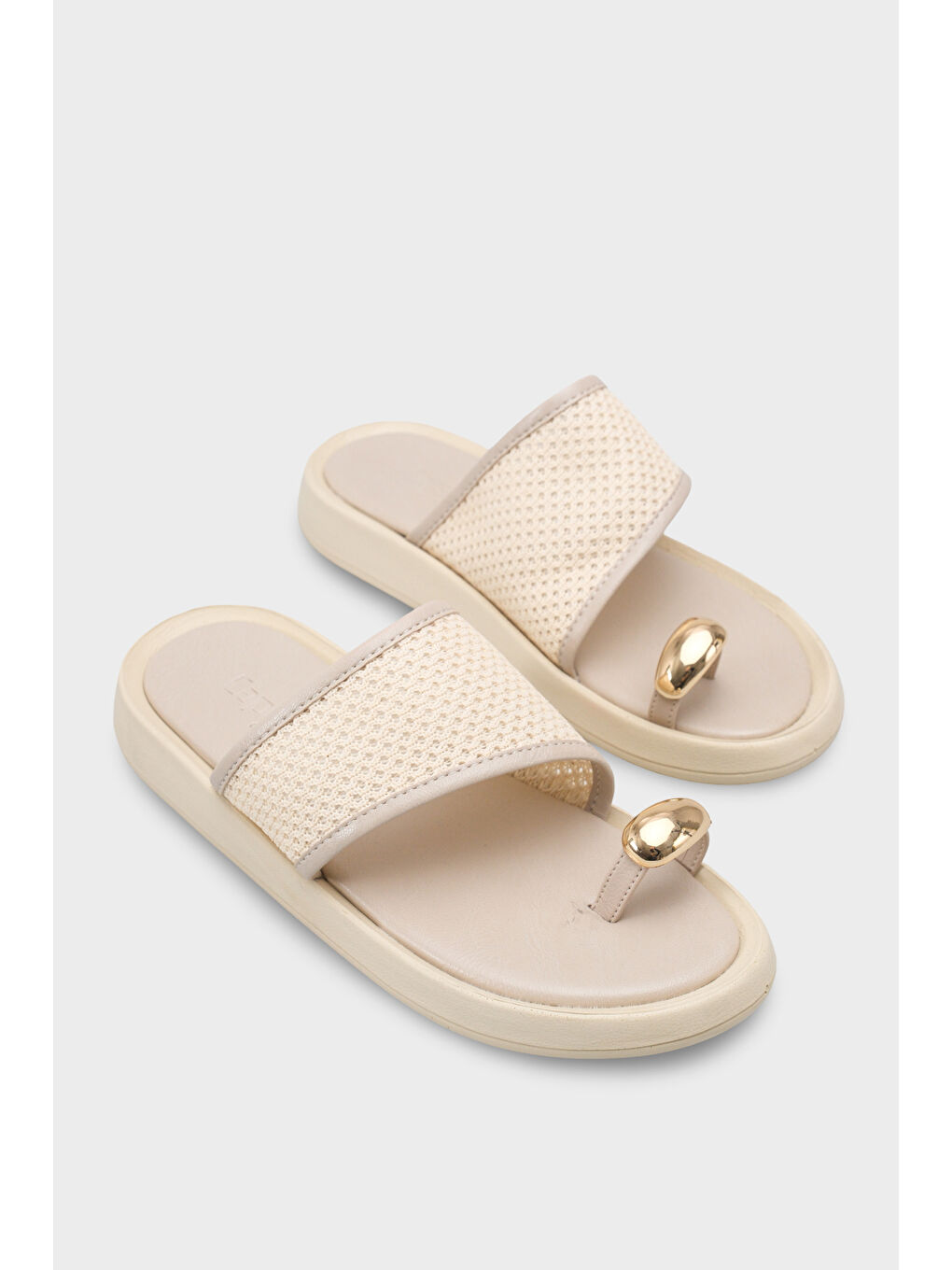 Bej Selie Yuvarlak Burunlu Tek Parmaklı Metal Aksesuarlı Kadın Terlik-1