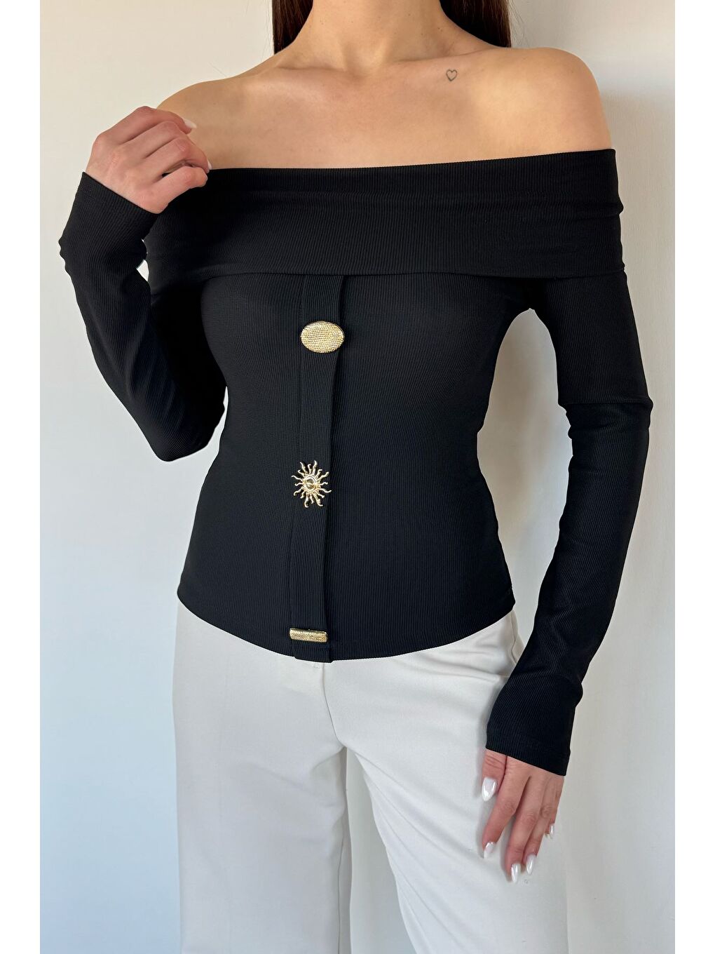 Siyah Kadın Madonna Yaka Gold Detaylı Bluz-1