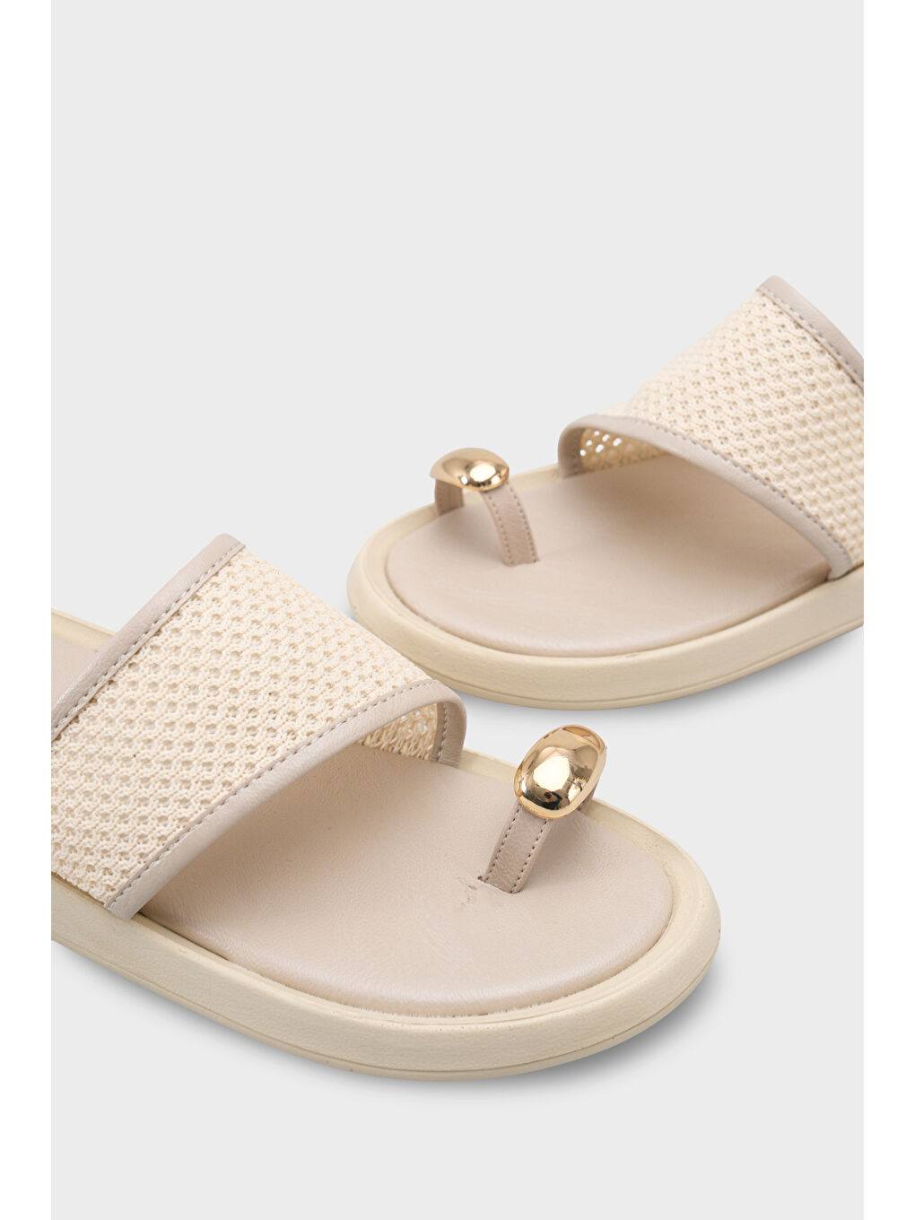 Bej Selie Yuvarlak Burunlu Tek Parmaklı Metal Aksesuarlı Kadın Terlik-2