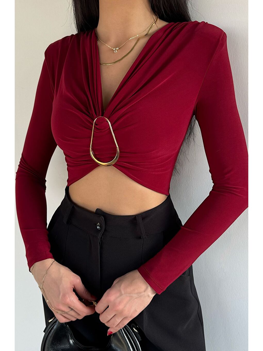 Bordo Kadın V Yaka Büzgülü Gold Toka Detaylı Crop Top Bluz-1