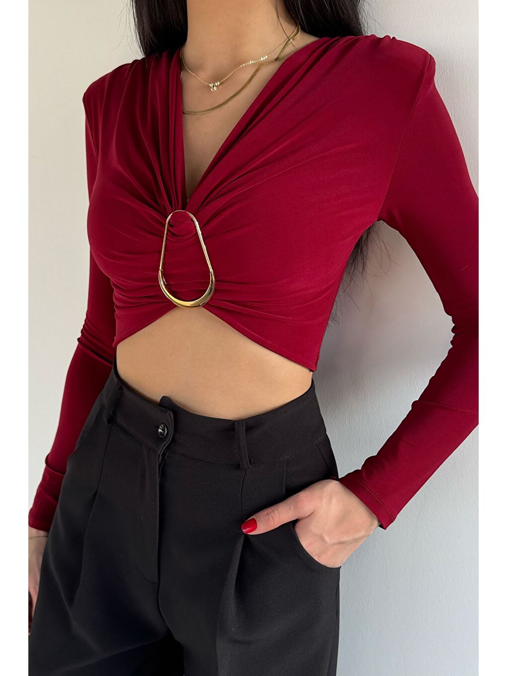 Bordo Kadın V Yaka Büzgülü Gold Toka Detaylı Crop Top Bluz-2