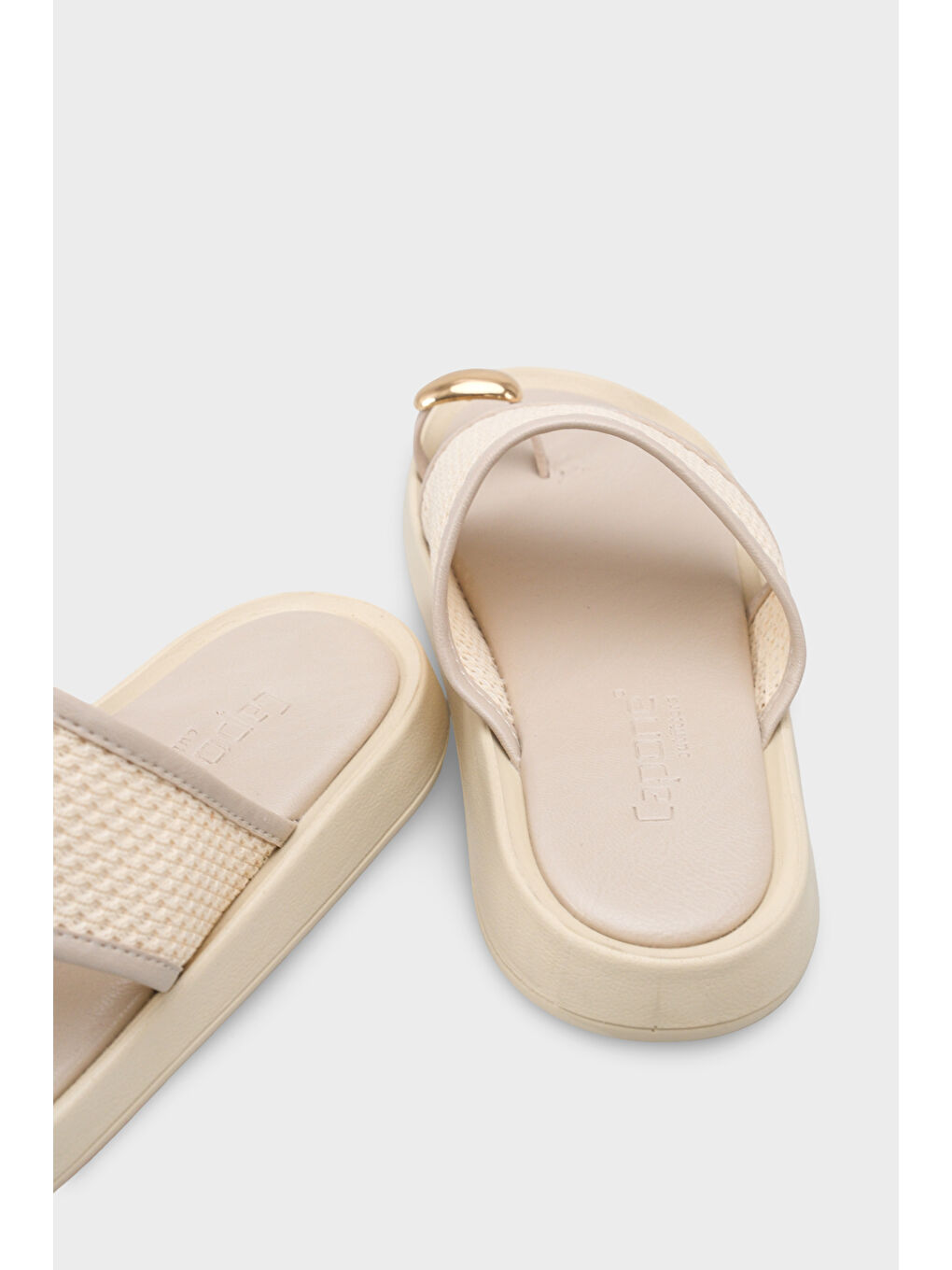 Bej Selie Yuvarlak Burunlu Tek Parmaklı Metal Aksesuarlı Kadın Terlik-3