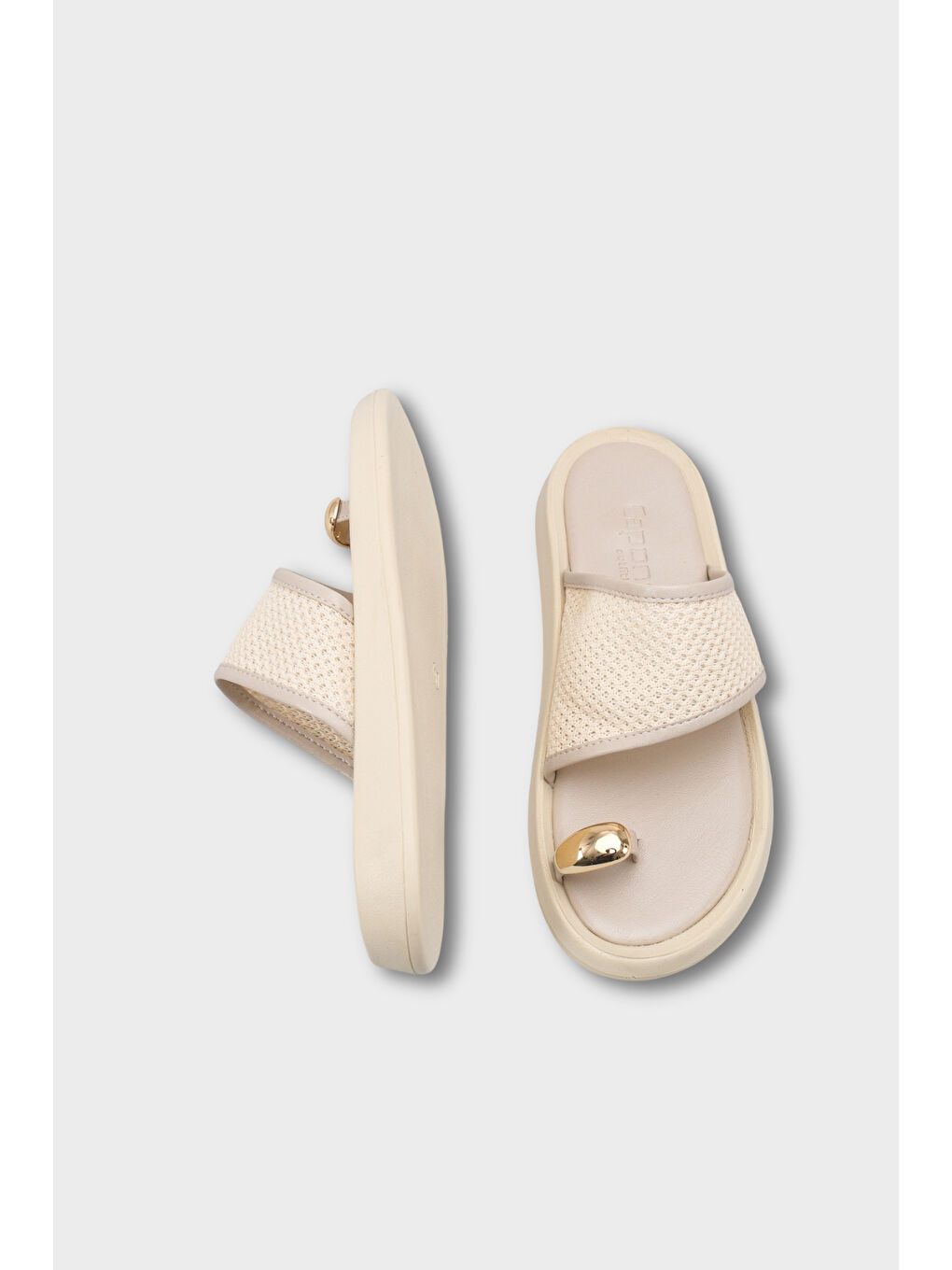 Bej Selie Yuvarlak Burunlu Tek Parmaklı Metal Aksesuarlı Kadın Terlik-4