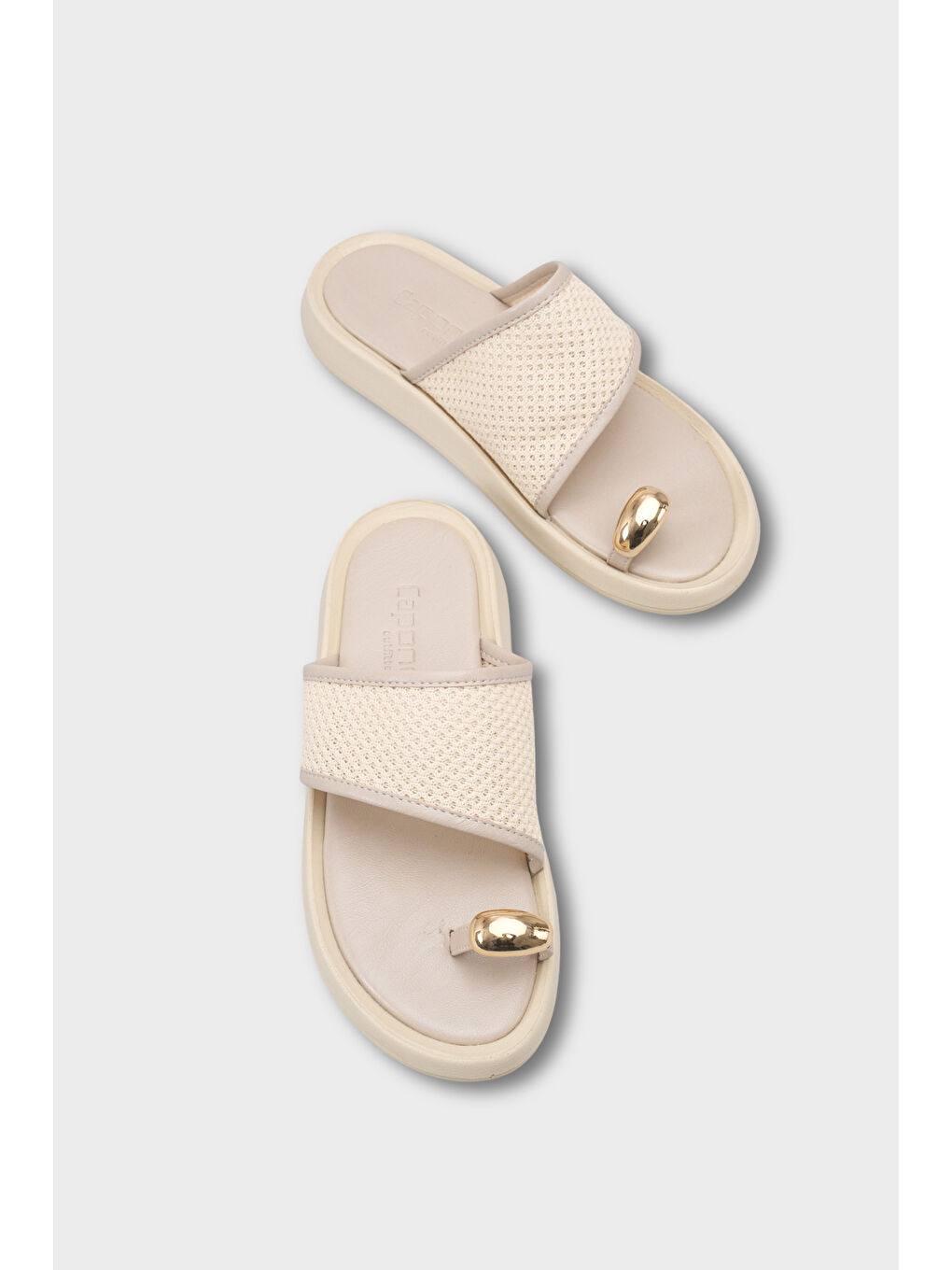 Bej Selie Yuvarlak Burunlu Tek Parmaklı Metal Aksesuarlı Kadın Terlik-5