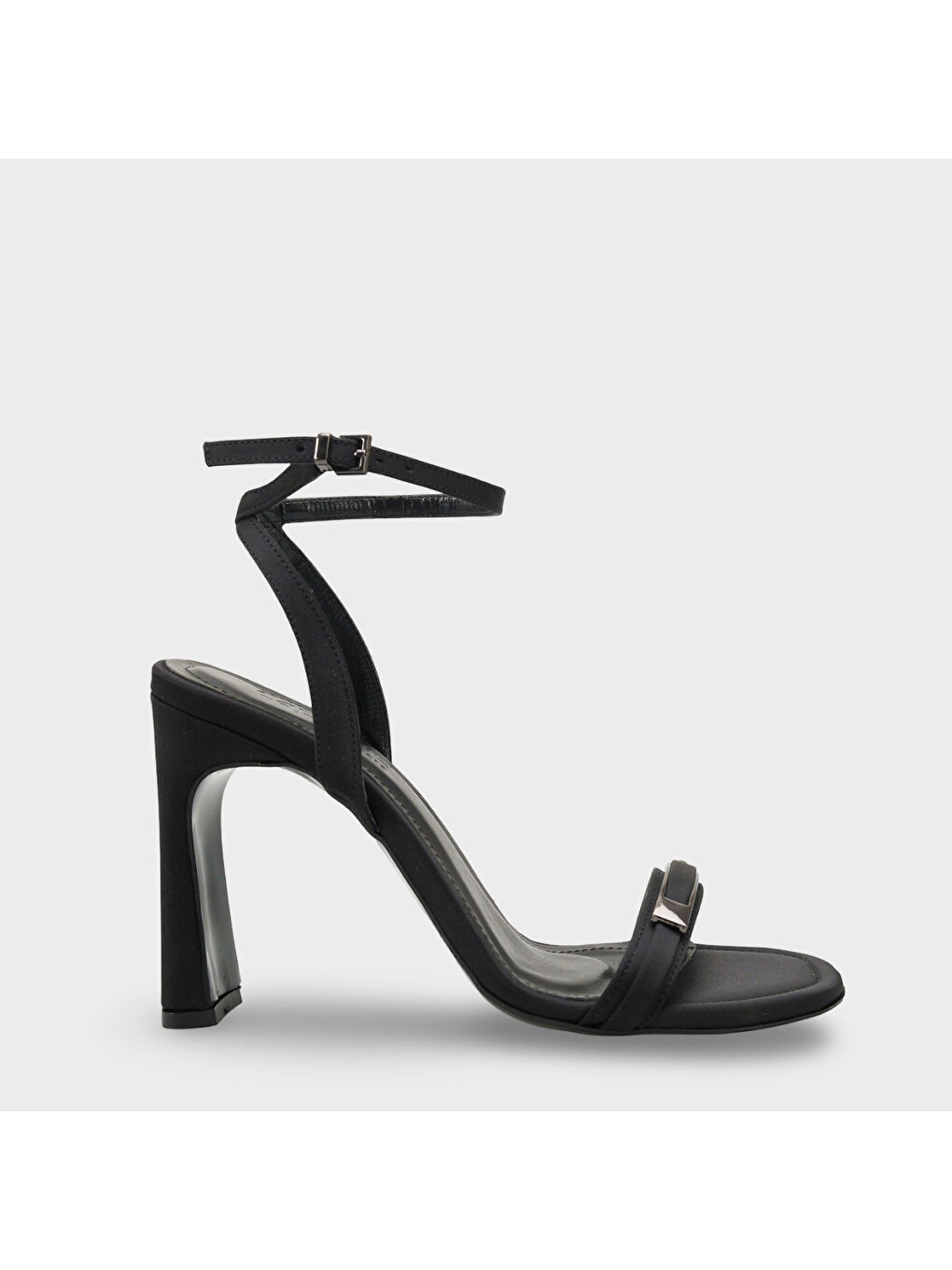 Siyah Bessy Kare Burunlu Yüksek Topuklu Metal Aksesuarlı Bilekten Bantlı Kadın Ayakkabı