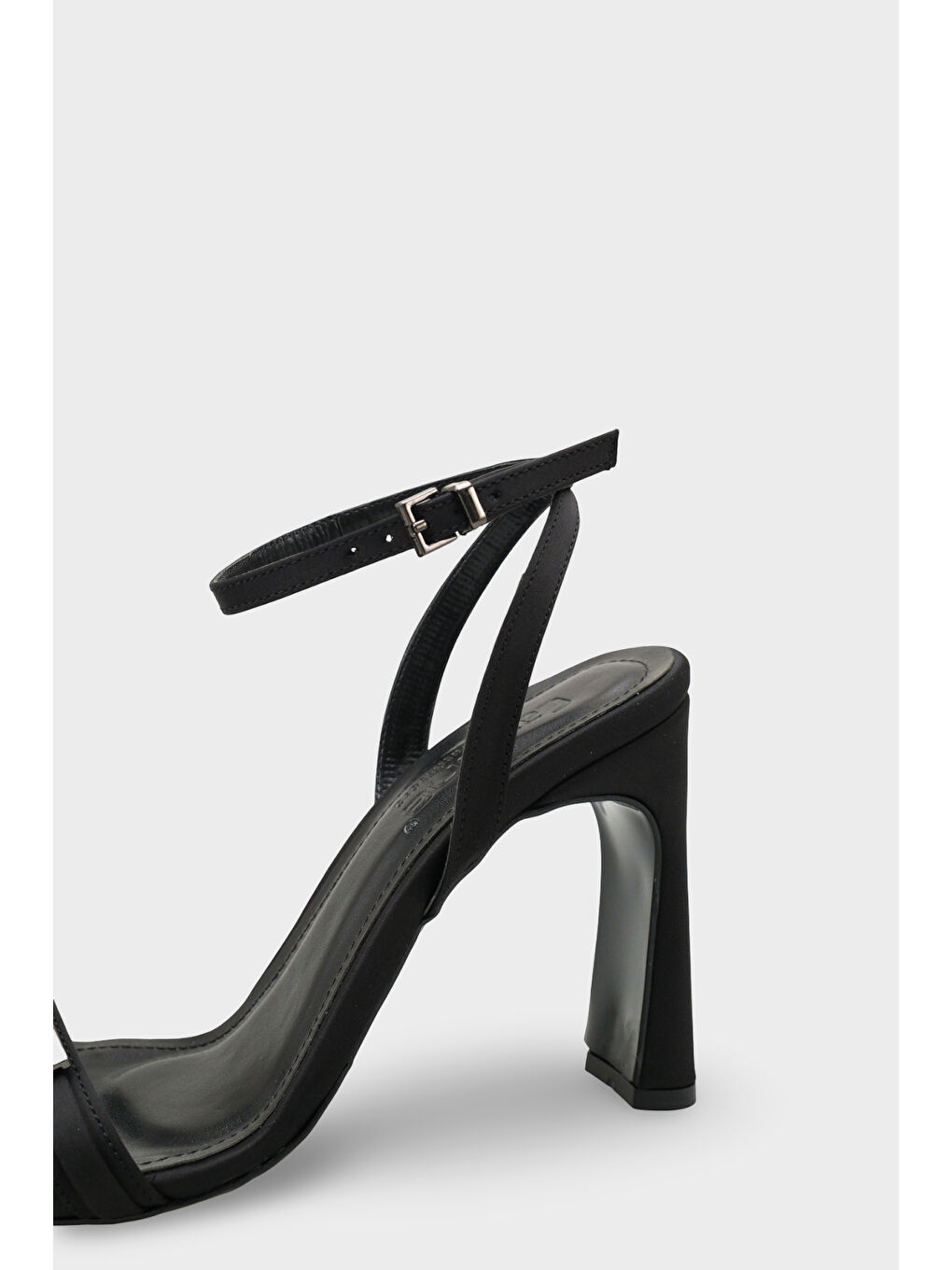 Siyah Bessy Kare Burunlu Yüksek Topuklu Metal Aksesuarlı Bilekten Bantlı Kadın Ayakkabı-3