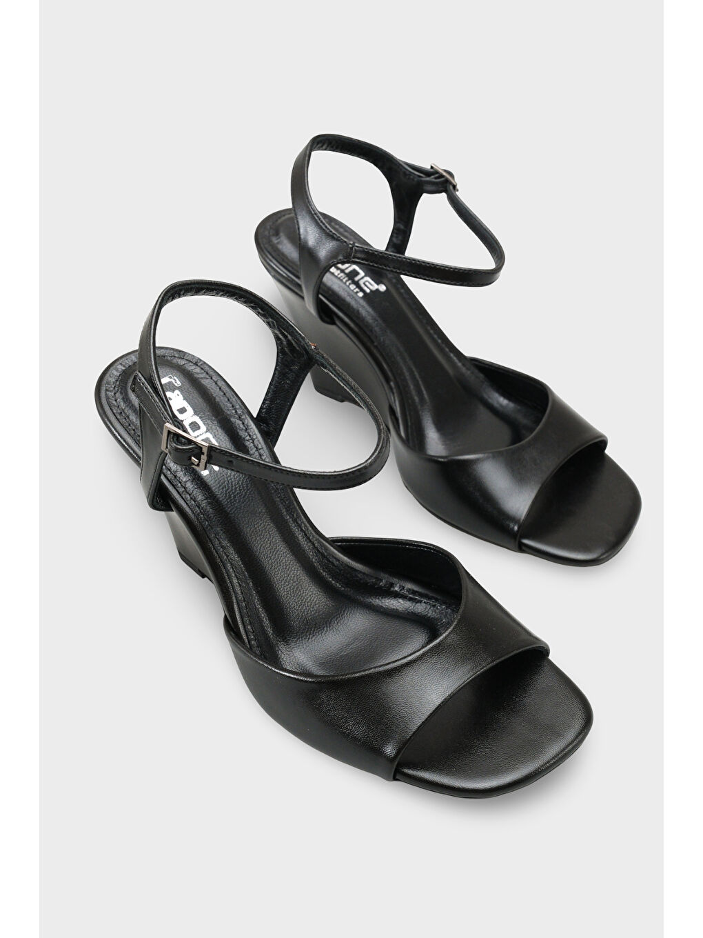 Siyah Fanni Hakiki Deri Astarlı Feta Dolgu Topuklu Bilekten Bantlı Kadın Ayakkabı-1